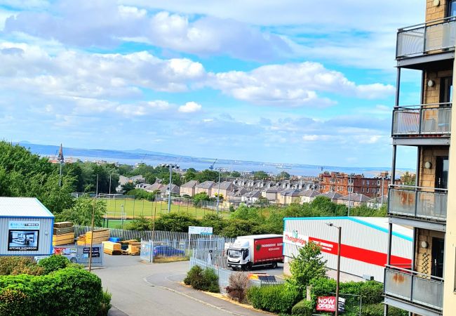 Apartment in Edinburgh - Elegant 2 Bedroom City Centre Apartment - Free Parking - Private Balcony Apartment in Edinburgh - Elegant 2 Bedroom City Centre Apartment - Free Parking - Private Balcony