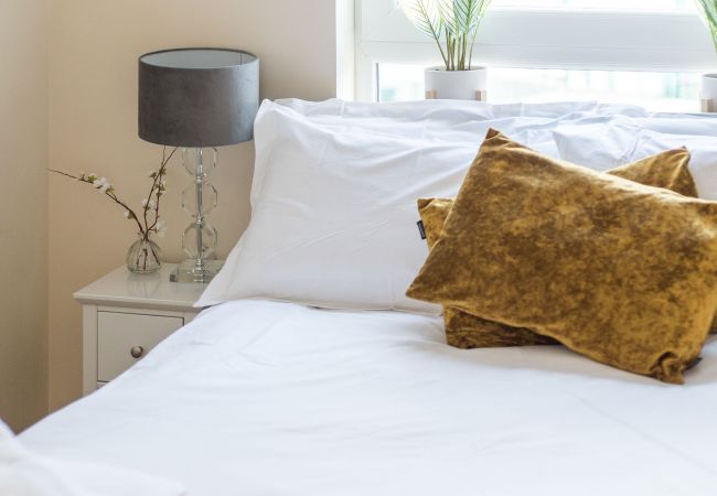 Apartment in Edinburgh - Elegant 2 Bedroom City Centre Apartment - Free Parking - Private Balcony Apartment in Edinburgh - Elegant 2 Bedroom City Centre Apartment - Free Parking - Private Balcony