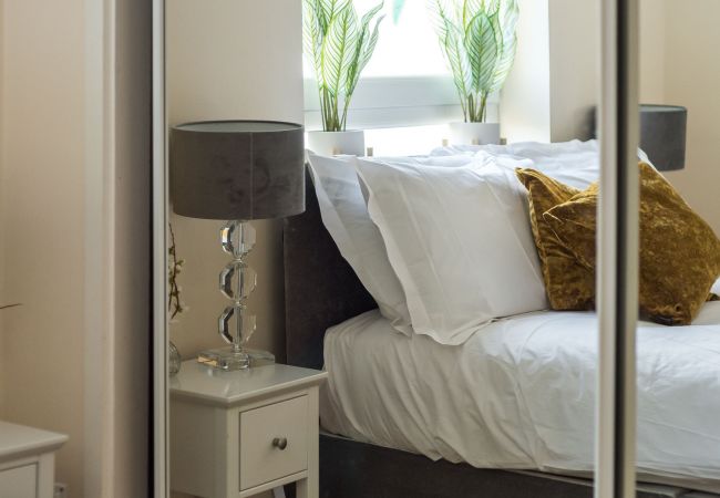 Apartment in Edinburgh - Elegant 2 Bedroom City Centre Apartment - Free Parking - Private Balcony Apartment in Edinburgh - Elegant 2 Bedroom City Centre Apartment - Free Parking - Private Balcony