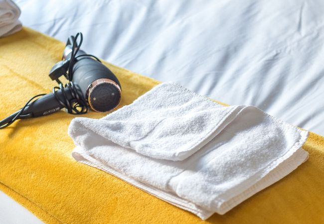 Apartment in Edinburgh - Elegant 2 Bedroom City Centre Apartment - Free Parking - Private Balcony Apartment in Edinburgh - Elegant 2 Bedroom City Centre Apartment - Free Parking - Private Balcony