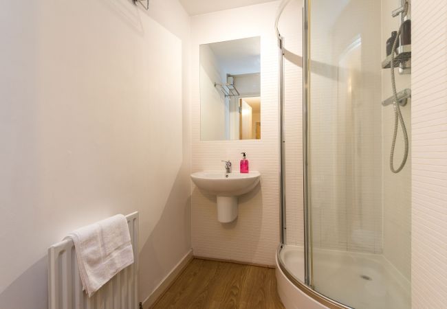 Apartment in Edinburgh - Elegant 2 Bedroom City Centre Apartment - Free Parking - Private Balcony Apartment in Edinburgh - Elegant 2 Bedroom City Centre Apartment - Free Parking - Private Balcony