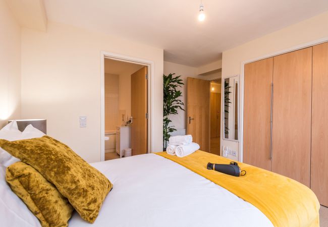 Apartment in Edinburgh - Elegant 2 Bedroom City Centre Apartment - Free Parking - Private Balcony Apartment in Edinburgh - Elegant 2 Bedroom City Centre Apartment - Free Parking - Private Balcony