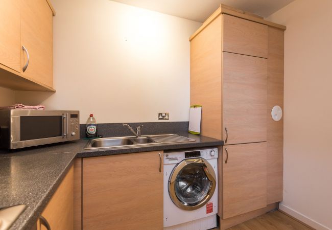 Apartment in Edinburgh - Elegant 2 Bedroom City Centre Apartment - Free Parking - Private Balcony Apartment in Edinburgh - Elegant 2 Bedroom City Centre Apartment - Free Parking - Private Balcony