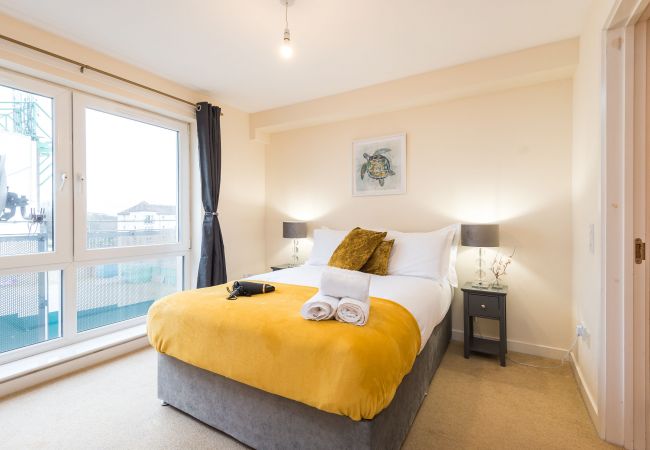 Apartment in Edinburgh - Elegant 2 Bedroom City Centre Apartment - Free Parking - Private Balcony Apartment in Edinburgh - Elegant 2 Bedroom City Centre Apartment - Free Parking - Private Balcony