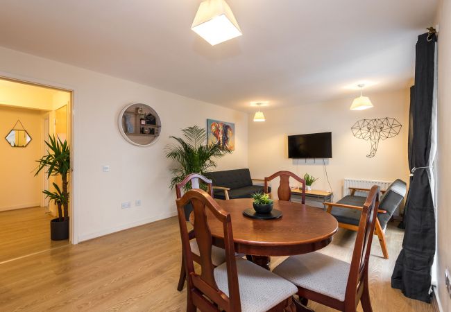Apartment in Edinburgh - Elegant 2 Bedroom City Centre Apartment - Free Parking - Private Balcony Apartment in Edinburgh - Elegant 2 Bedroom City Centre Apartment - Free Parking - Private Balcony
