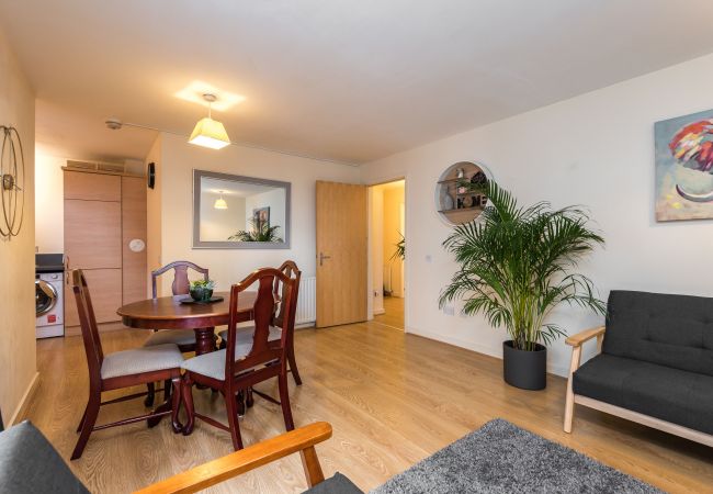 Apartment in Edinburgh - Elegant 2 Bedroom City Centre Apartment - Free Parking - Private Balcony Apartment in Edinburgh - Elegant 2 Bedroom City Centre Apartment - Free Parking - Private Balcony