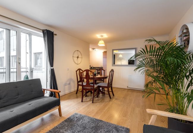 Apartment in Edinburgh - Elegant 2 Bedroom City Centre Apartment - Free Parking - Private Balcony Apartment in Edinburgh - Elegant 2 Bedroom City Centre Apartment - Free Parking - Private Balcony