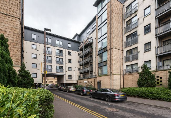 Apartment in Edinburgh - Elegant 2 Bedroom City Centre Apartment - Free Parking - Private Balcony Apartment in Edinburgh - Elegant 2 Bedroom City Centre Apartment - Free Parking - Private Balcony