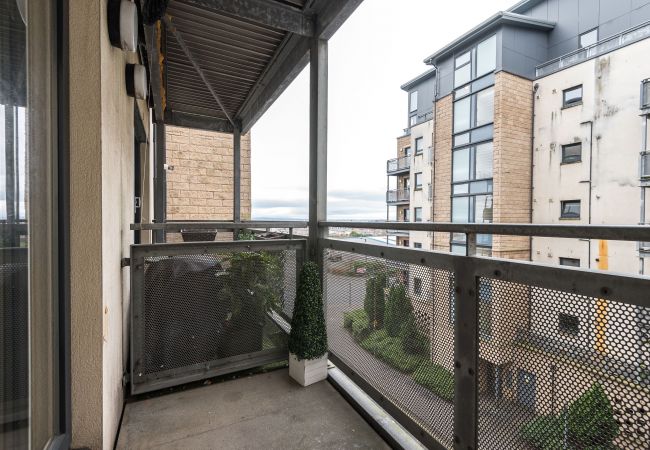 Apartment in Edinburgh - Elegant 2 Bedroom City Centre Apartment - Free Parking - Private Balcony Apartment in Edinburgh - Elegant 2 Bedroom City Centre Apartment - Free Parking - Private Balcony