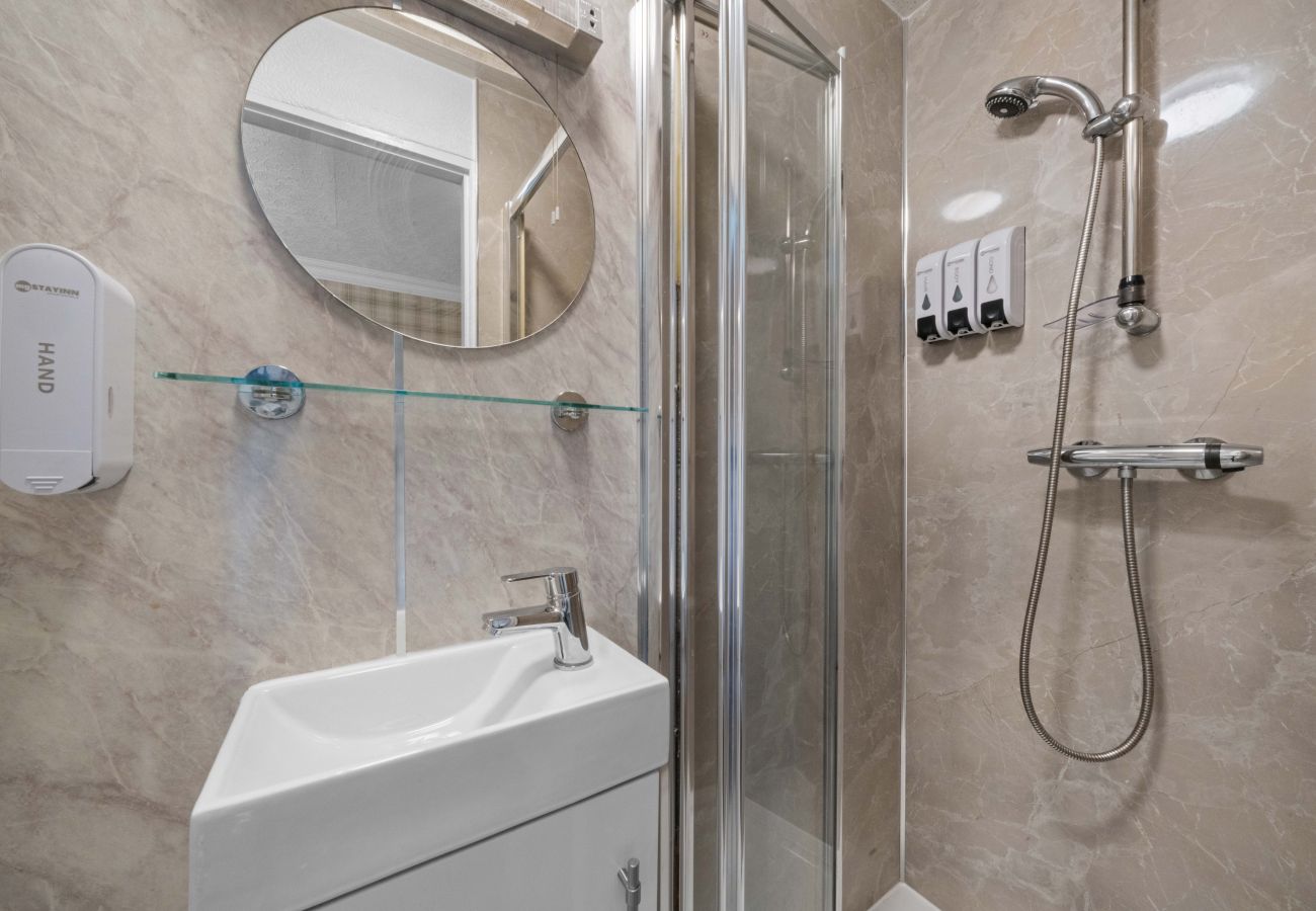 Rent by room in Inverness - mySTAYINN Strathblane Guest House Room 4