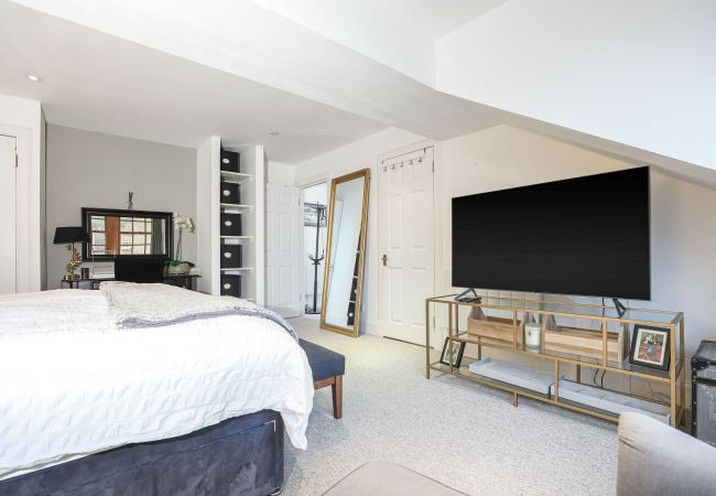 Apartment in Edinburgh - Penthouse Apartment on Royal Mile | Three Bed Apartment in Edinburgh - Penthouse Apartment on Royal Mile | Three Bed