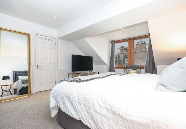Apartment in Edinburgh - Penthouse Apartment on Royal Mile | Three Bed Apartment in Edinburgh - Penthouse Apartment on Royal Mile | Three Bed