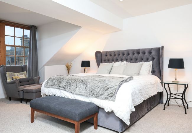 Apartment in Edinburgh - Penthouse Apartment on Royal Mile | Three Bed Apartment in Edinburgh - Penthouse Apartment on Royal Mile | Three Bed