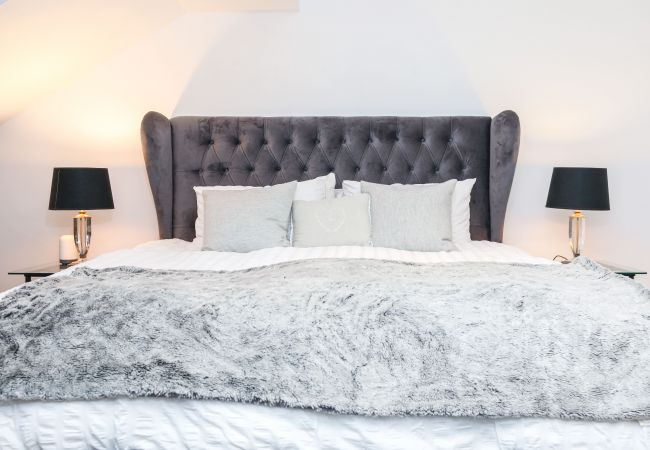 Apartment in Edinburgh - Penthouse Apartment on Royal Mile | Three Bed Apartment in Edinburgh - Penthouse Apartment on Royal Mile | Three Bed