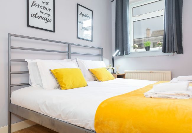 Rent by room in Edinburgh - Spacious Double Room in Elegant Cottage Rent by room in Edinburgh - Spacious Double Room in Elegant Cottage