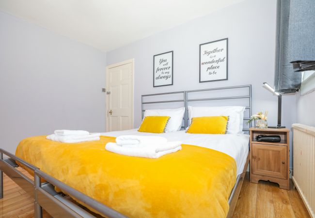 Rent by room in Edinburgh - Spacious Double Room in Elegant Cottage Rent by room in Edinburgh - Spacious Double Room in Elegant Cottage