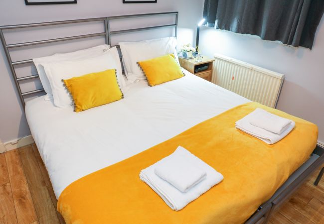 Rent by room in Edinburgh - Spacious Double Room in Elegant Cottage Rent by room in Edinburgh - Spacious Double Room in Elegant Cottage