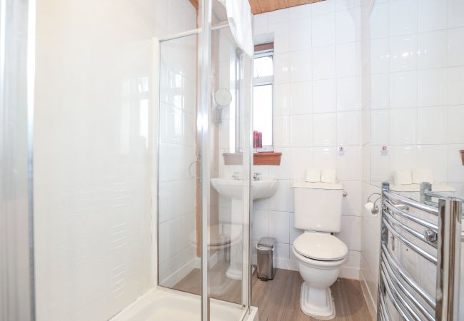 Rent by room in Edinburgh - Spacious Double Room in Elegant Cottage Rent by room in Edinburgh - Spacious Double Room in Elegant Cottage