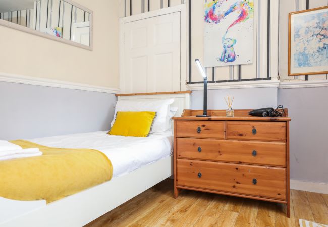 Rent by room in Edinburgh - Gorgeous Family Room in Elegant Cottage Rent by room in Edinburgh - Gorgeous Family Room in Elegant Cottage