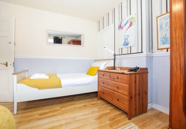 Rent by room in Edinburgh - Gorgeous Family Room in Elegant Cottage Rent by room in Edinburgh - Gorgeous Family Room in Elegant Cottage