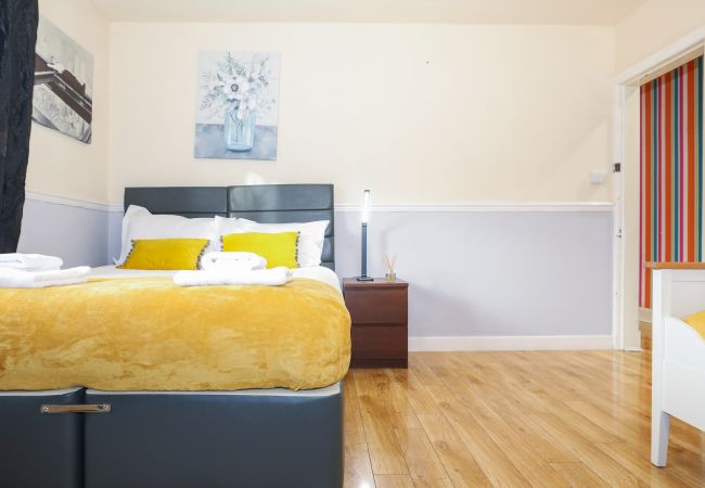 Rent by room in Edinburgh - Gorgeous Family Room in Elegant Cottage Rent by room in Edinburgh - Gorgeous Family Room in Elegant Cottage