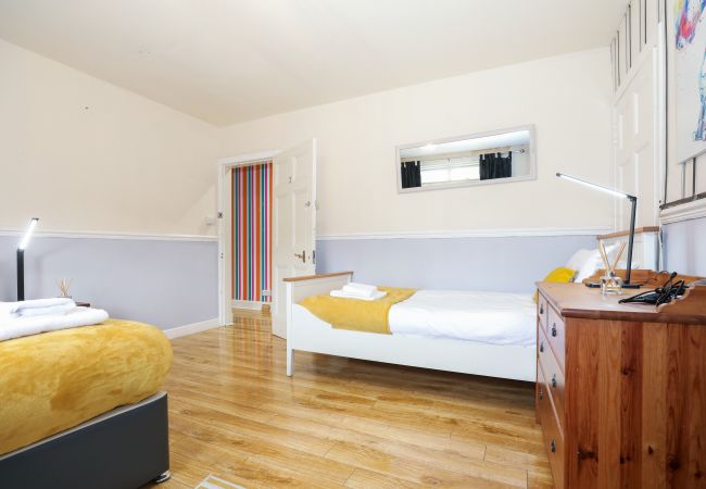 Rent by room in Edinburgh - Gorgeous Family Room in Elegant Cottage Rent by room in Edinburgh - Gorgeous Family Room in Elegant Cottage