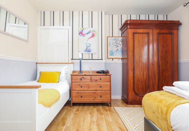 Rent by room in Edinburgh - Gorgeous Family Room in Elegant Cottage Rent by room in Edinburgh - Gorgeous Family Room in Elegant Cottage