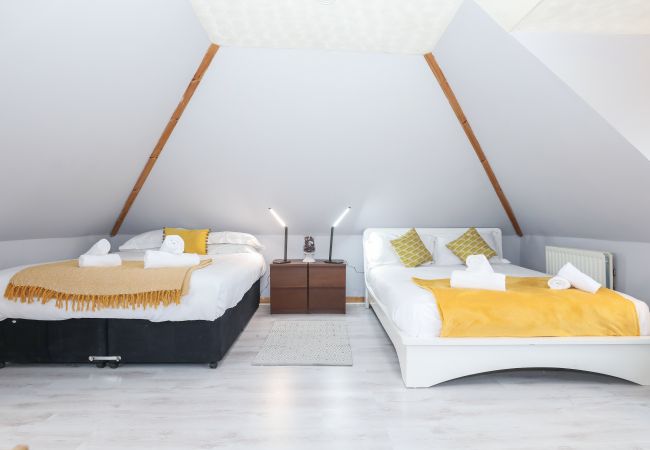 Rent by room in Edinburgh - Enormous Family Room in Elegant Cottage Rent by room in Edinburgh - Enormous Family Room in Elegant Cottage