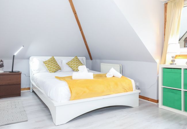 Rent by room in Edinburgh - Enormous Family Room in Elegant Cottage Rent by room in Edinburgh - Enormous Family Room in Elegant Cottage