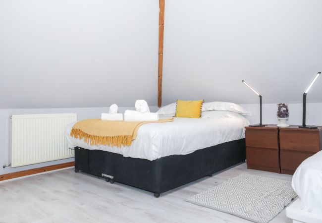 Rent by room in Edinburgh - Enormous Family Room in Elegant Cottage Rent by room in Edinburgh - Enormous Family Room in Elegant Cottage