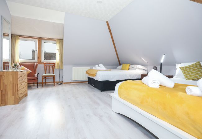 Rent by room in Edinburgh - Enormous Family Room in Elegant Cottage Rent by room in Edinburgh - Enormous Family Room in Elegant Cottage