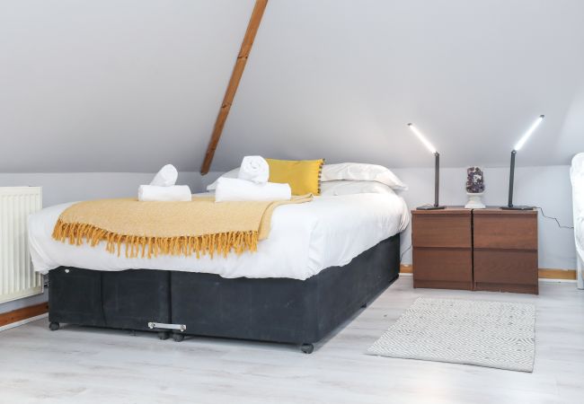 Rent by room in Edinburgh - Enormous Family Room in Elegant Cottage Rent by room in Edinburgh - Enormous Family Room in Elegant Cottage