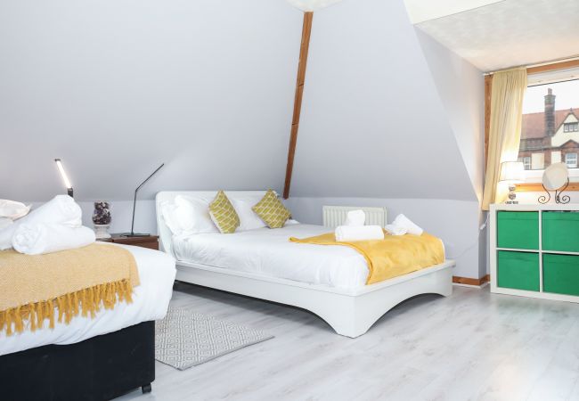 Rent by room in Edinburgh - Enormous Family Room in Elegant Cottage Rent by room in Edinburgh - Enormous Family Room in Elegant Cottage