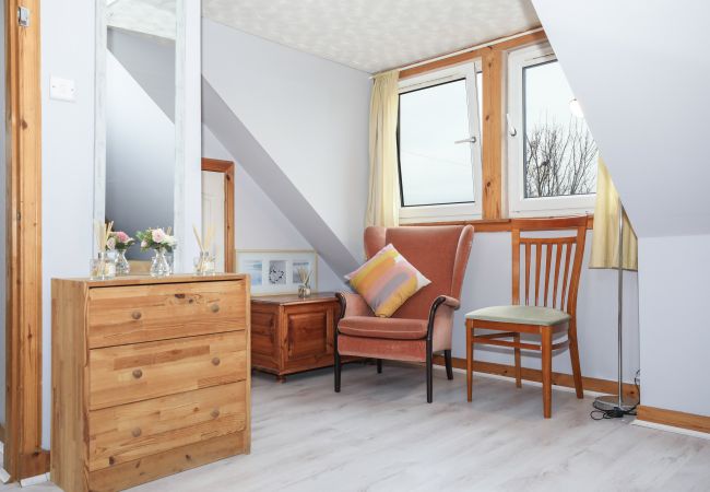 Rent by room in Edinburgh - Enormous Family Room in Elegant Cottage Rent by room in Edinburgh - Enormous Family Room in Elegant Cottage