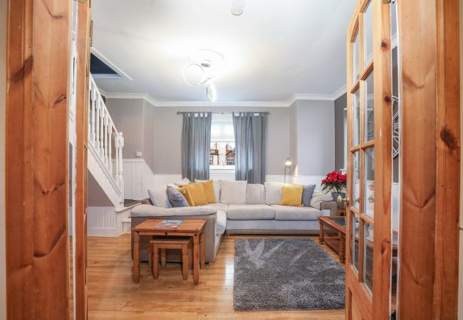 Rent by room in Edinburgh - Enormous Family Room in Elegant Cottage Rent by room in Edinburgh - Enormous Family Room in Elegant Cottage