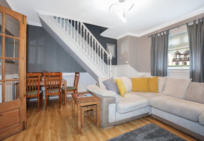 Rent by room in Edinburgh - Enormous Family Room in Elegant Cottage Rent by room in Edinburgh - Enormous Family Room in Elegant Cottage