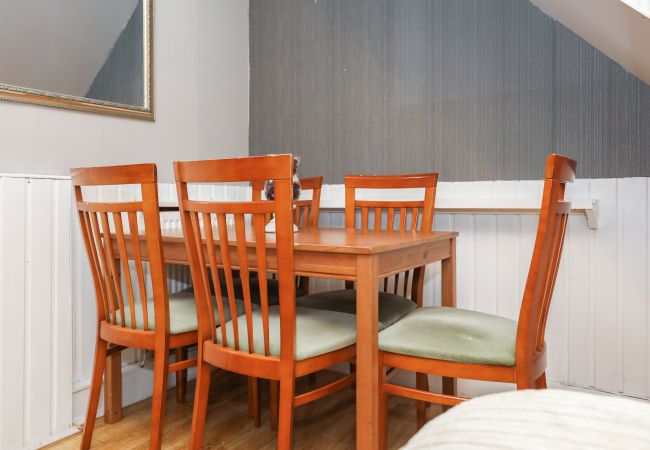 Rent by room in Edinburgh - Enormous Family Room in Elegant Cottage Rent by room in Edinburgh - Enormous Family Room in Elegant Cottage