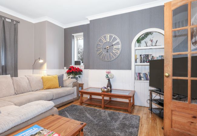 Rent by room in Edinburgh - Enormous Family Room in Elegant Cottage Rent by room in Edinburgh - Enormous Family Room in Elegant Cottage