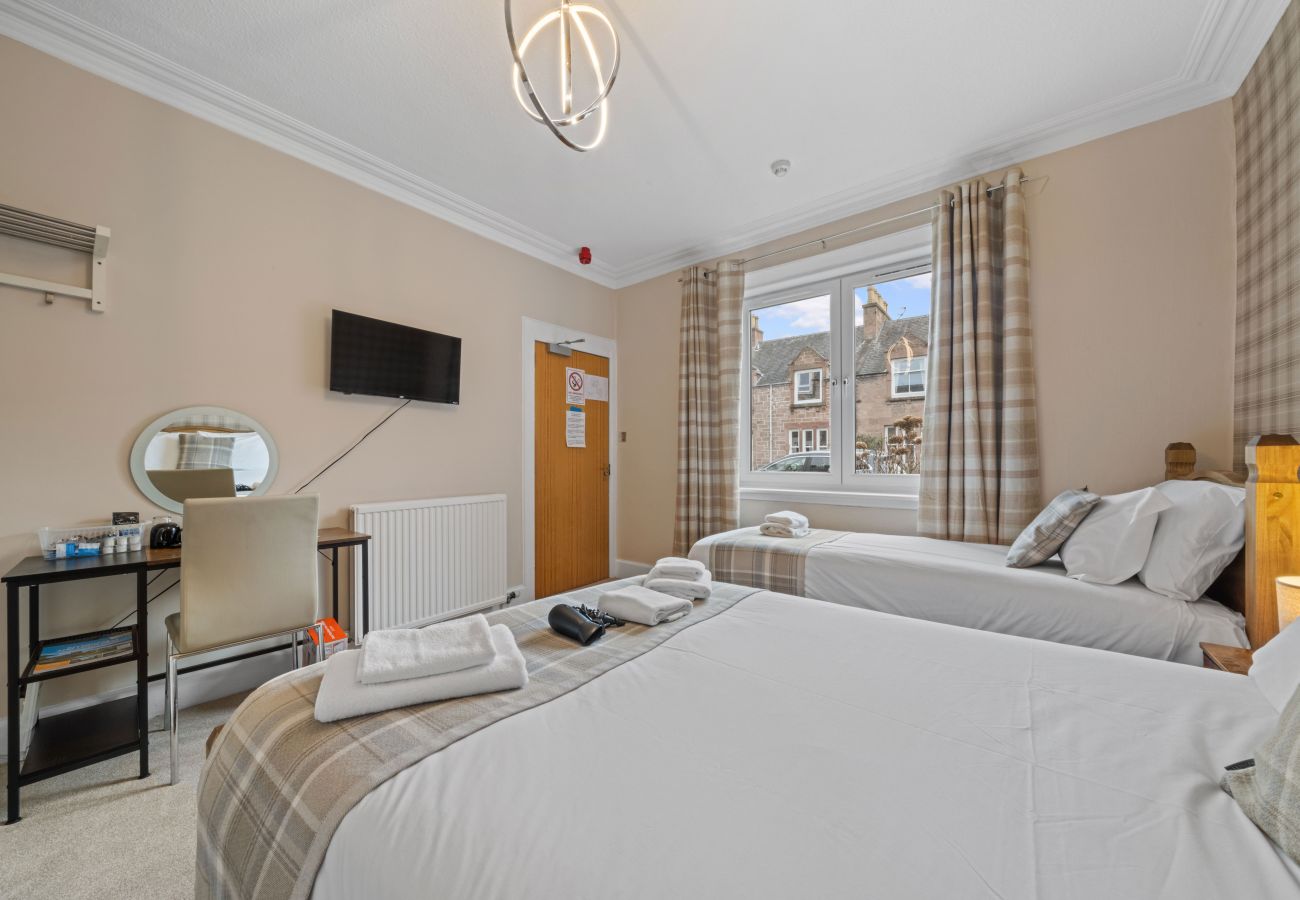 House in Inverness - mySTAYINN Strathblane 7 Bedroom House