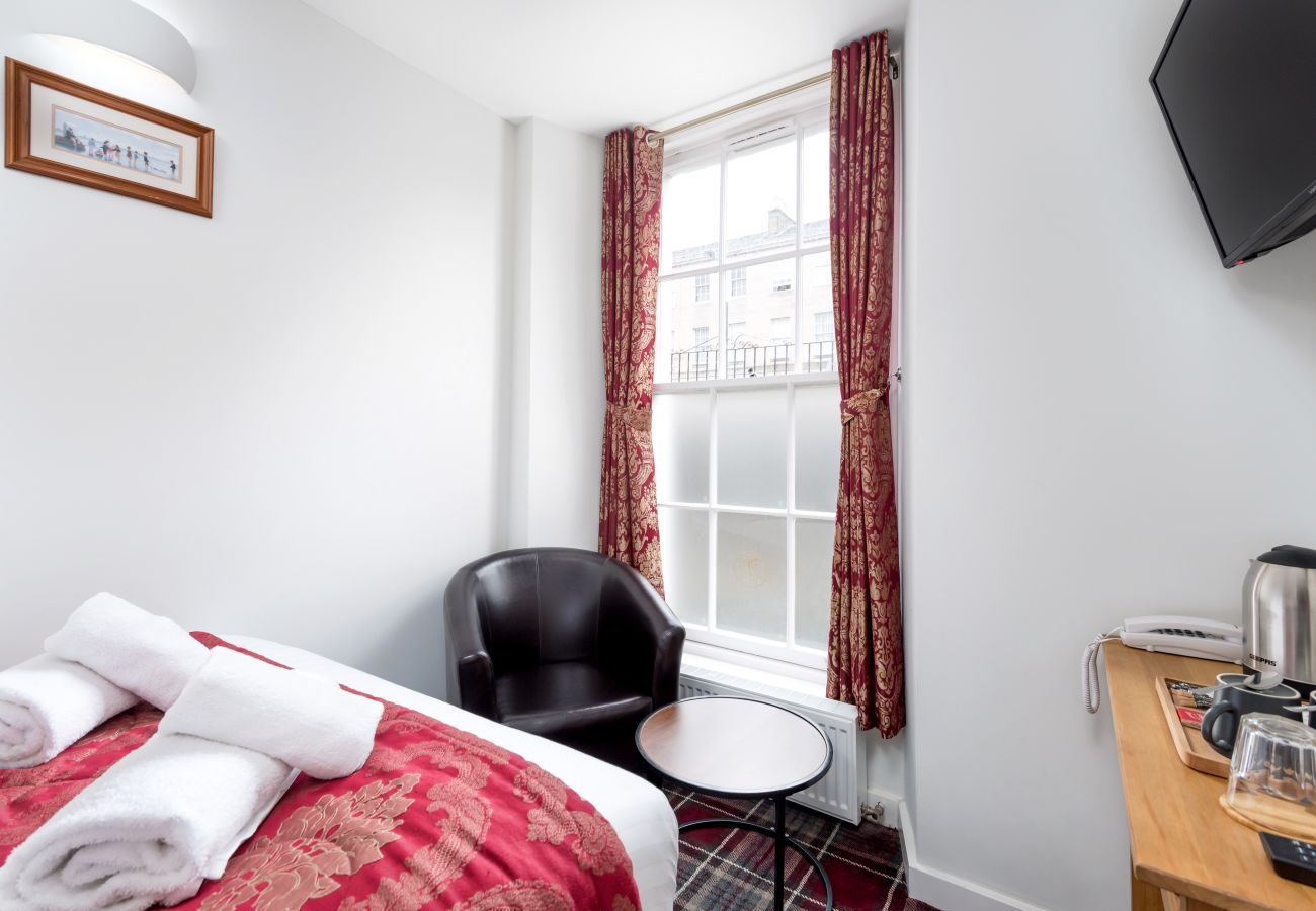 Rent by room in Edinburgh - Smith Place Hotel Room 1 
