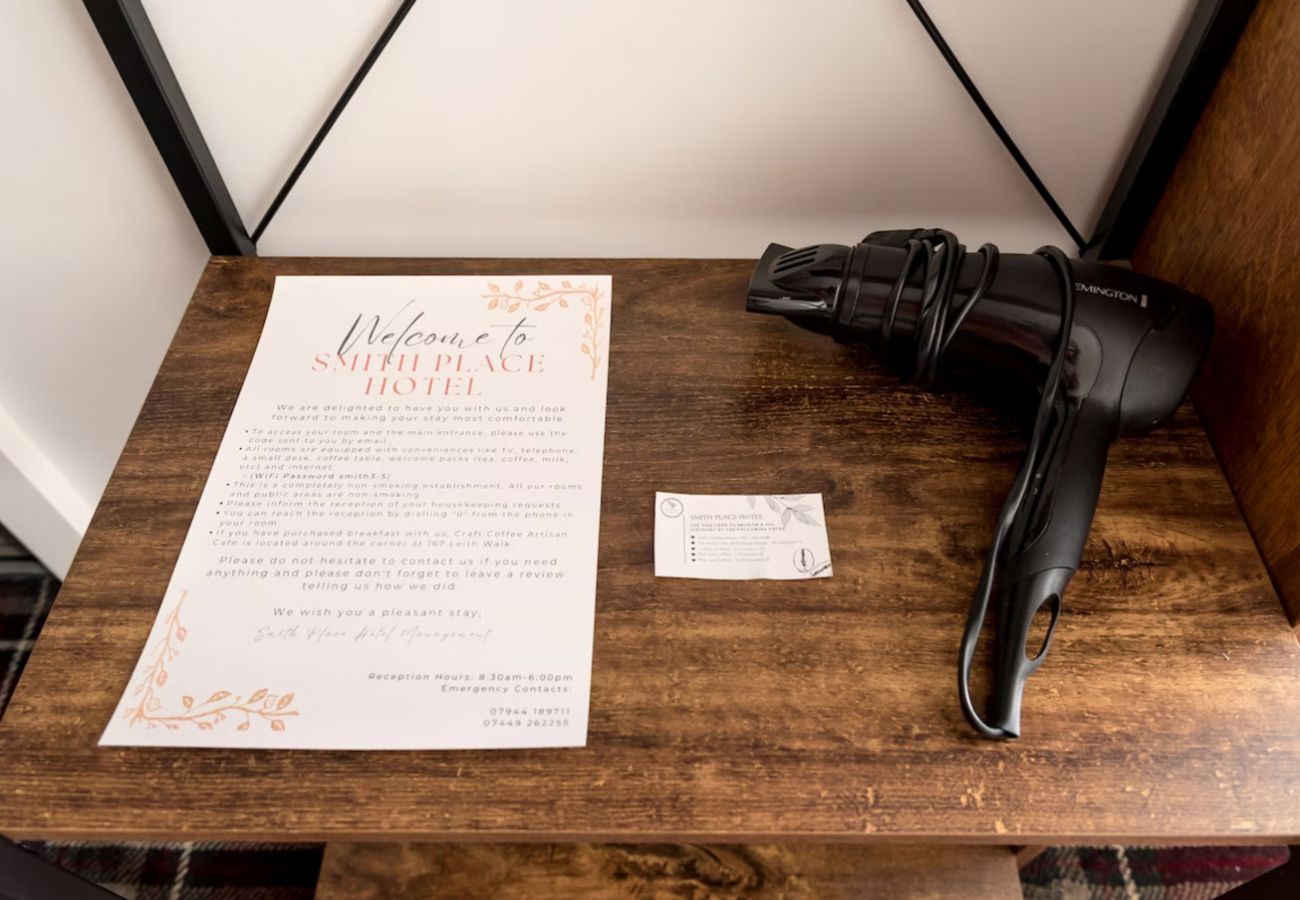 Rent by room in Edinburgh - Smith Place Hotel Room 8 