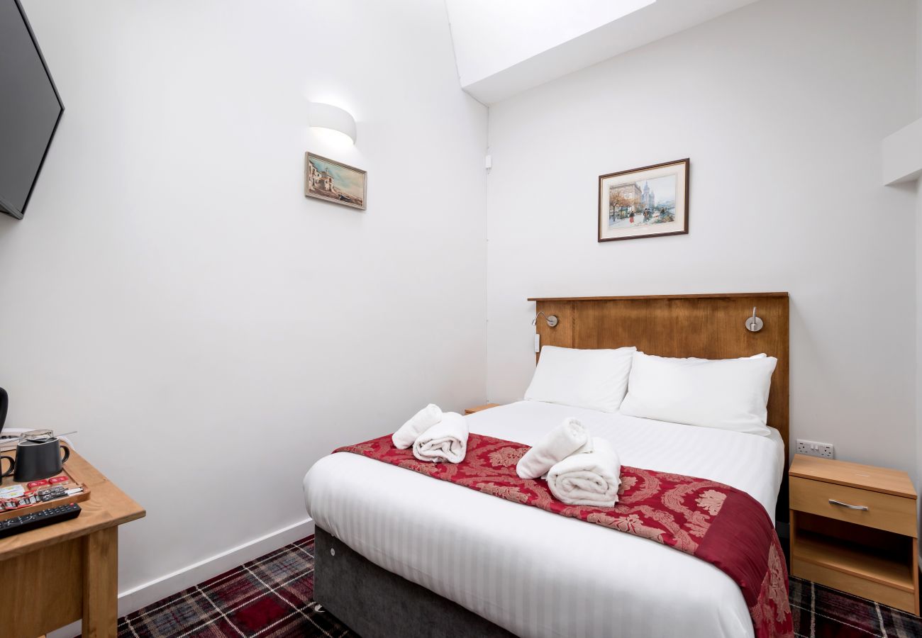 Rent by room in Edinburgh - Smith Place Hotel Room 8 