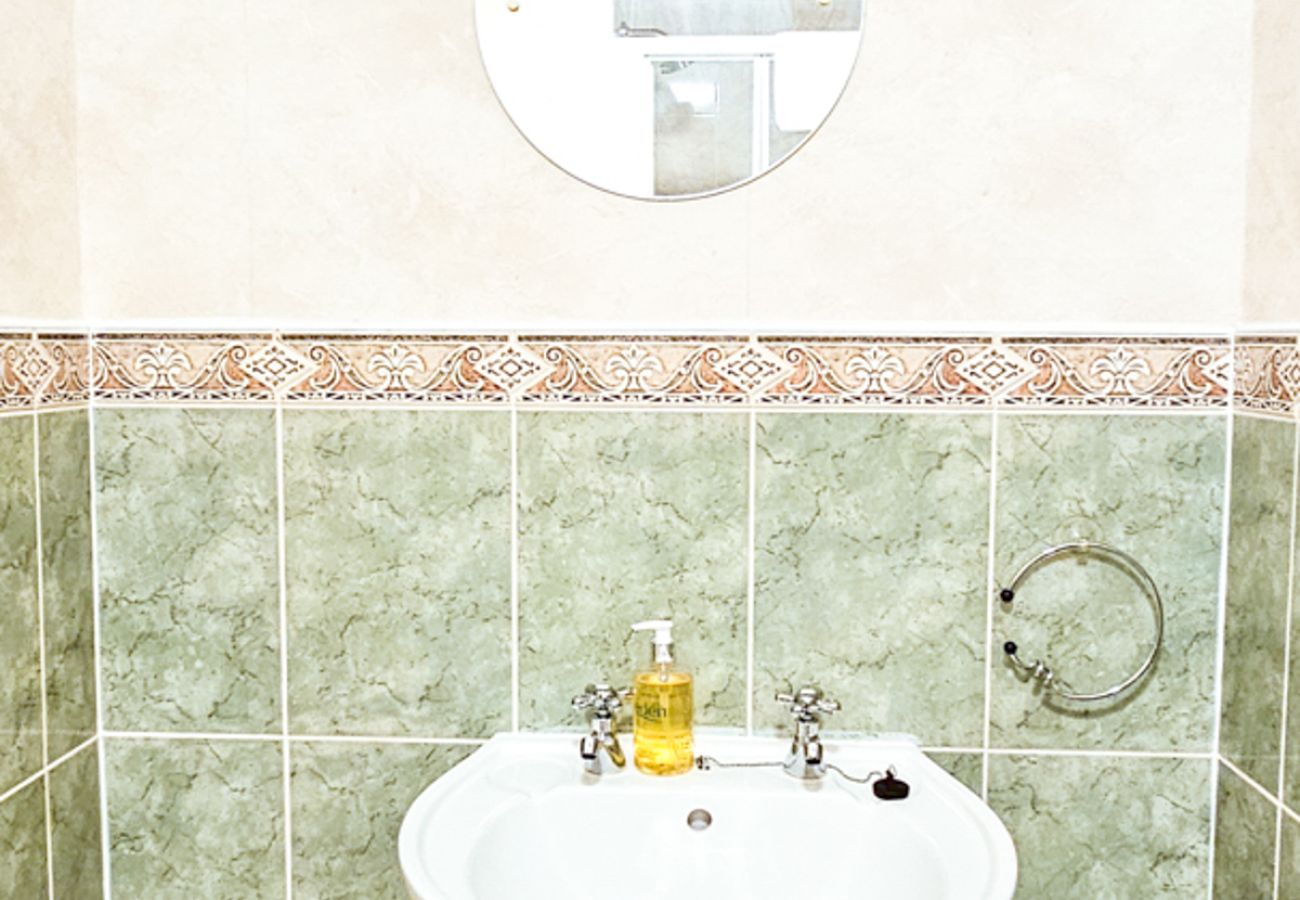 Rent by room in Inverness - mySTAYINN Abermar Guest House | Room 12