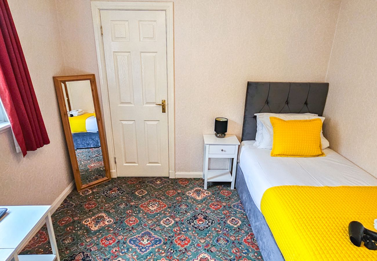 Rent by room in Inverness - mySTAYINN Abermar Guest House | Room 12