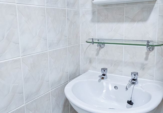 Rent by room in Inverness - mySTAYINN Fraser Guest House - Room 7 Rent by room in Inverness - mySTAYINN Fraser Guest House - Room 7