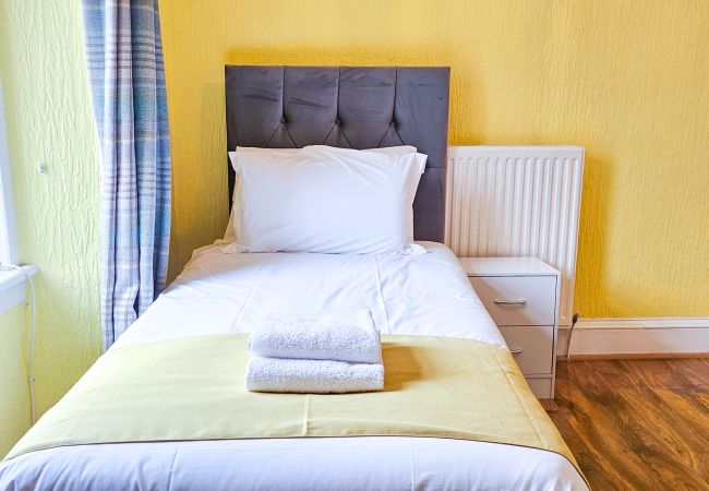 Rent by room in Inverness - mySTAYINN Fraser Guest House - Room 8 Rent by room in Inverness - mySTAYINN Fraser Guest House - Room 8