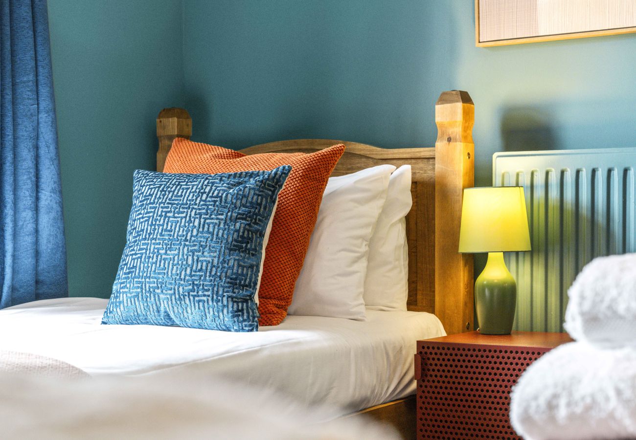 Rent by room in Inverness - mySTAYINN Fraser Guest House - Room 8