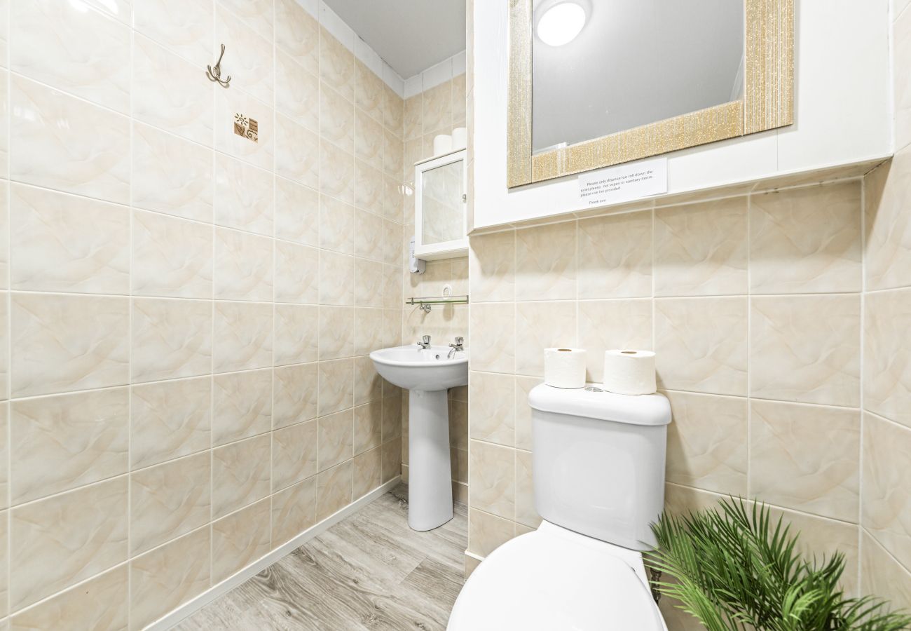 Rent by room in Inverness - mySTAYINN Fraser Guest House - Room 8