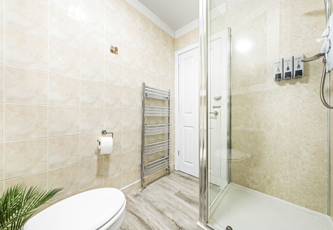 Rent by room in Inverness - mySTAYINN Fraser Guest House - Room 8