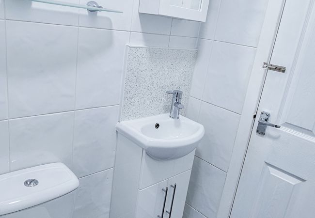 Rent by room in Inverness - mySTAYINN Lovat Guest House - Room 6 Rent by room in Inverness - mySTAYINN Lovat Guest House - Room 6